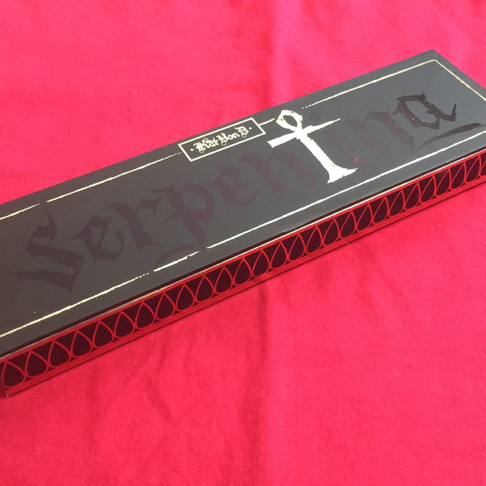 Kat Von D Serpentina palette